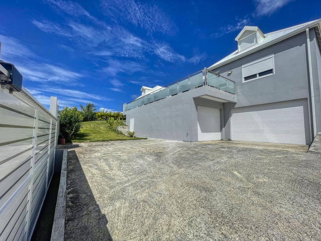 45.Location villa piscine vue mer St François Guadeloupe_Garage